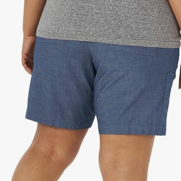 NWT Lee Women's Plus Size Flex-to-go 9" Cargo Bermuda Short, chambray, 24W - Picture 2 of 4